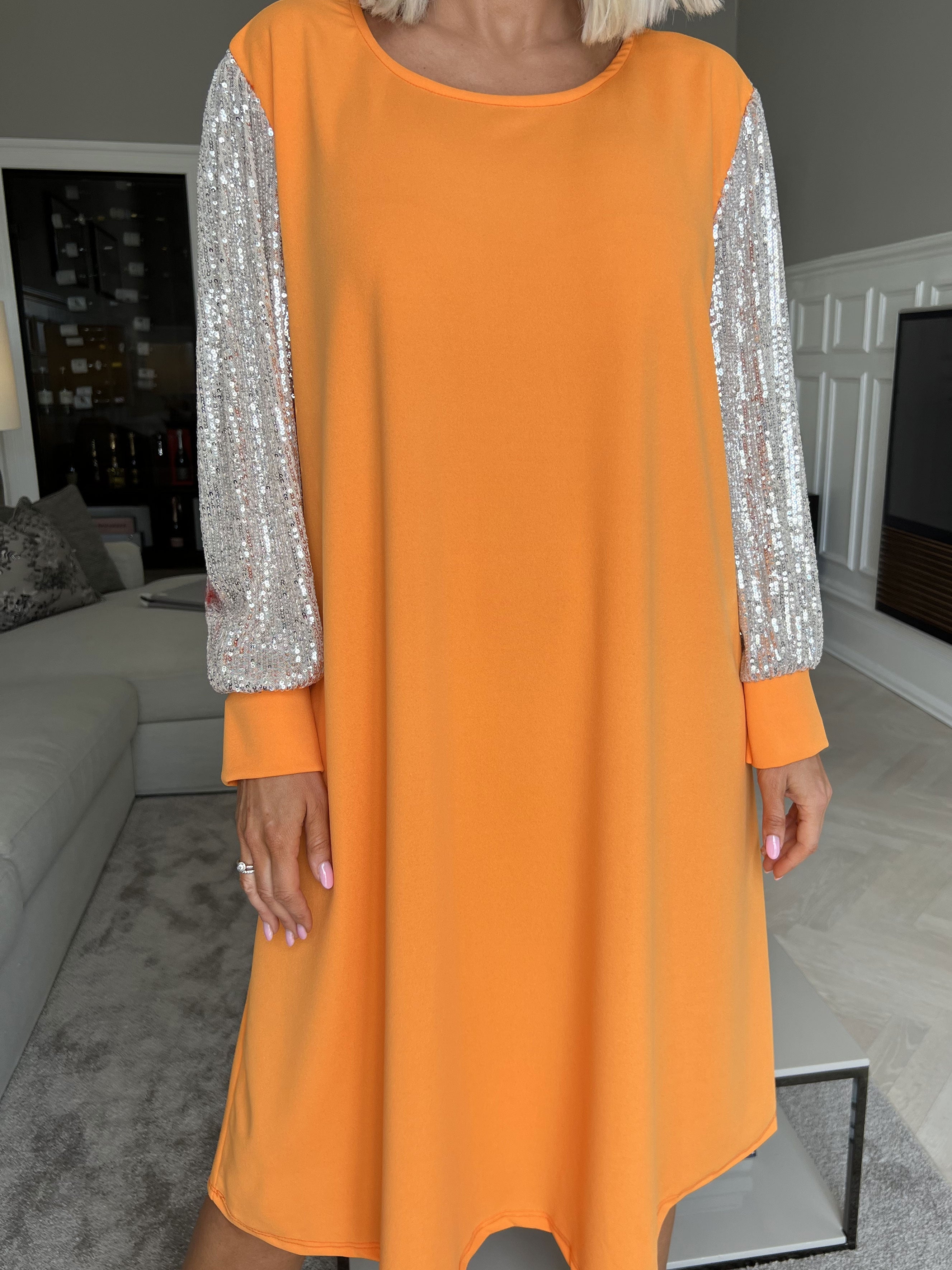 Djamila - Smuk kjole med paillet ærmer